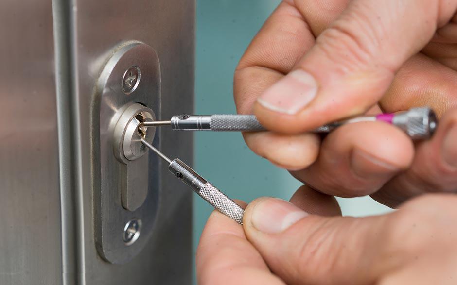 changer serrure porte Saran